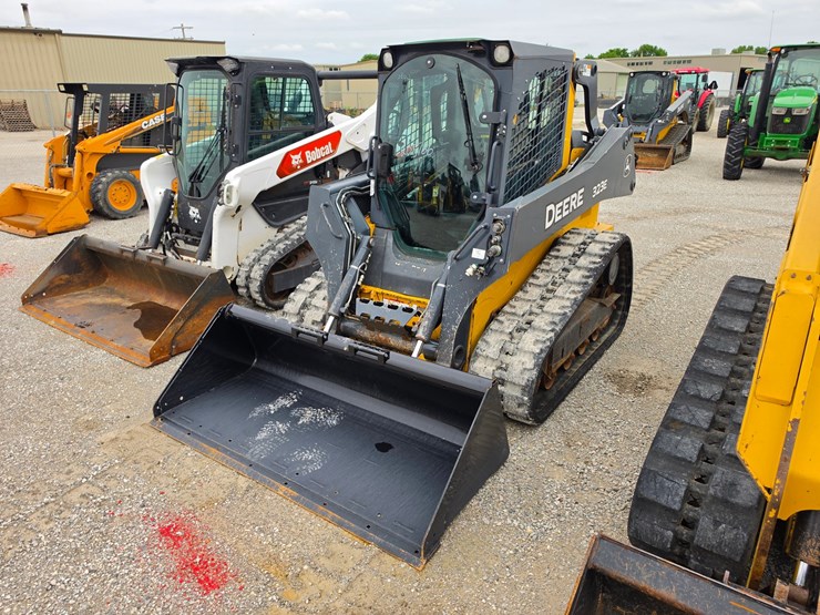 2015-deere-323e-image-24