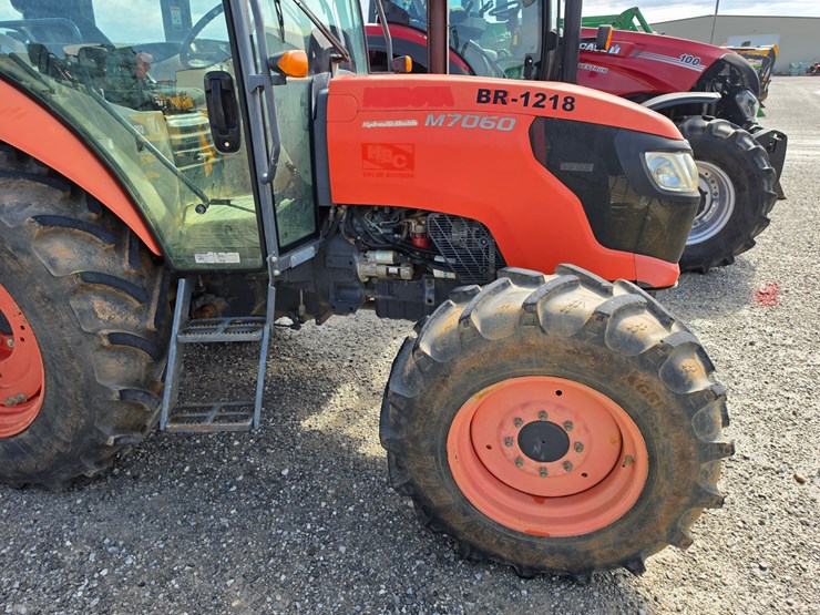 2017-kubota-m7060-image-39