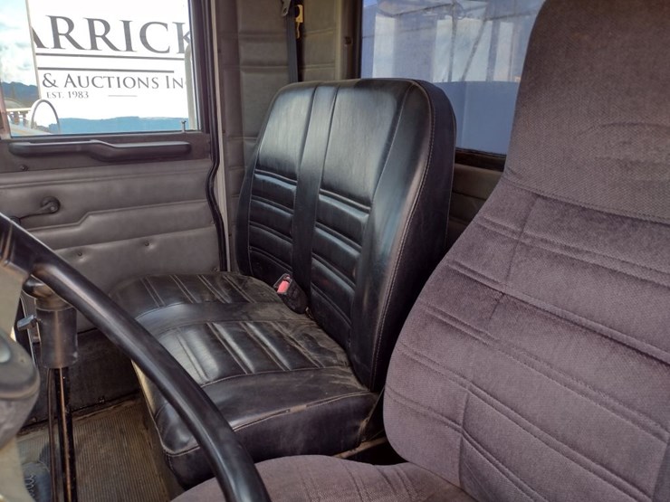 peterbilt-330-image-15