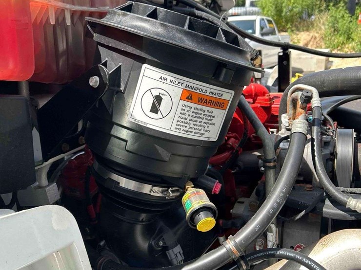 2018-freightliner-m2-106-image-61