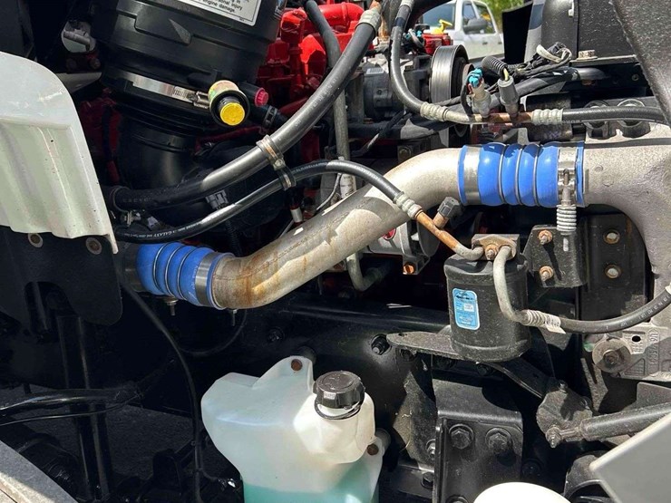 2018-freightliner-m2-106-image-12