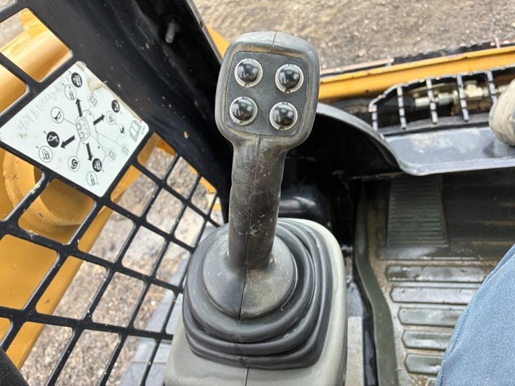 2016-caterpillar-249d-image-18