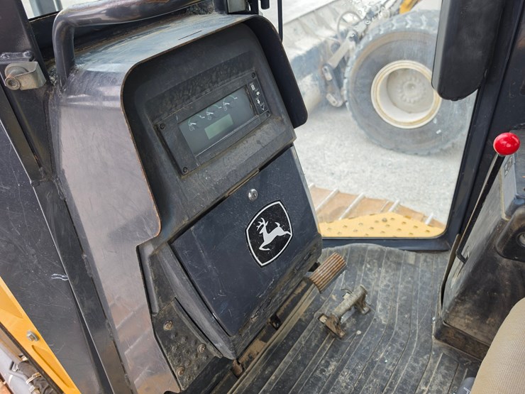 2019-deere-700k-lgp-image-11