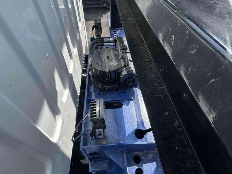 2018-freightliner-m2-106-image-31