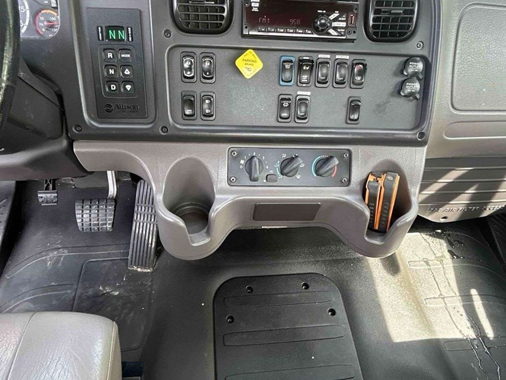 2018-freightliner-m2-106-image-70