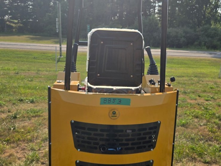 #8853-•-rt15r-z-mini-excavator-image-1