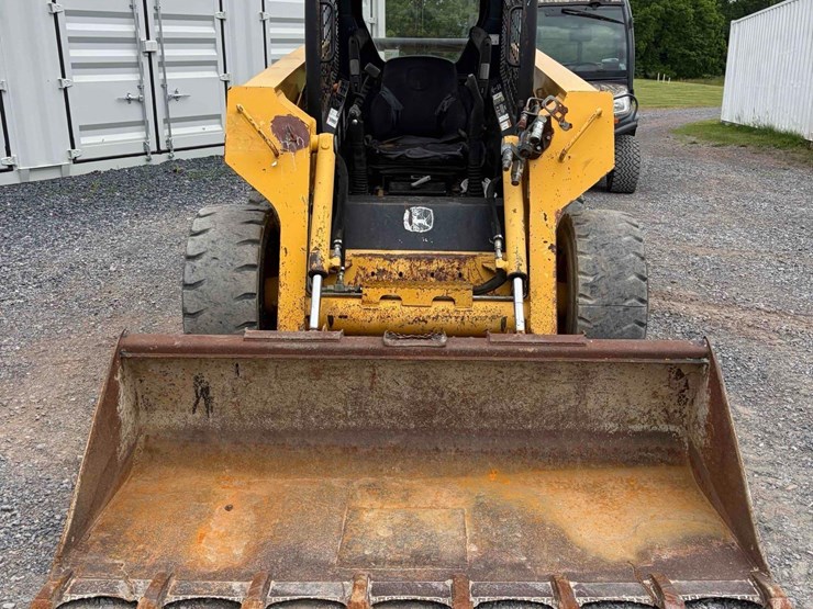 john-deere-325-image-2