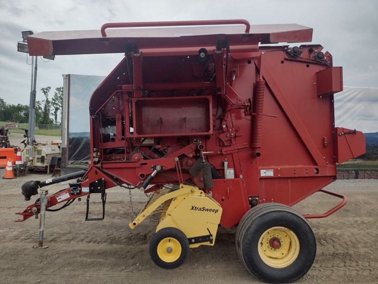 new-holland-br740-image-6