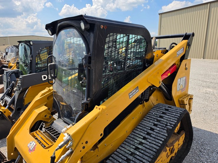 2020-caterpillar-299d3-image-24