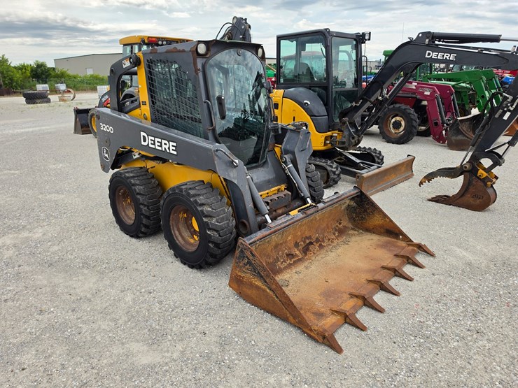2013-deere-320d-image-22