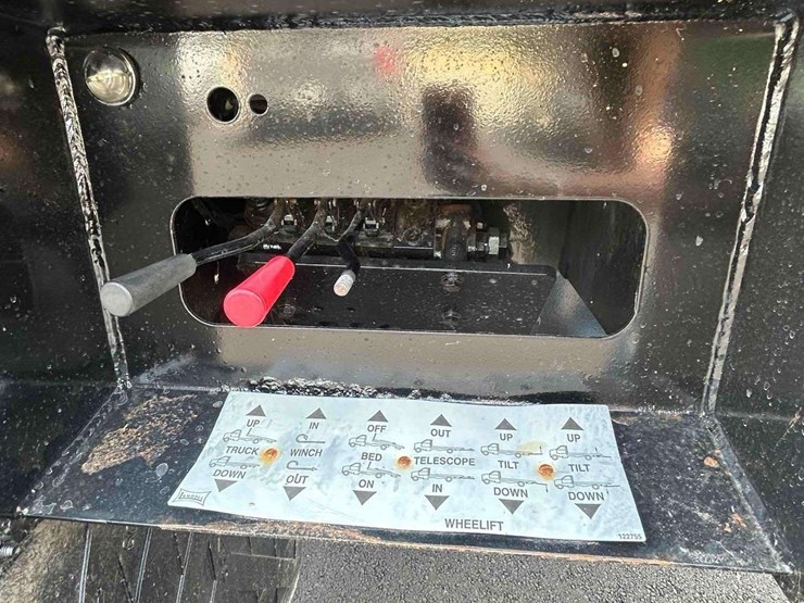 2018-freightliner-m2-106-image-45