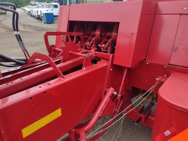 6-new-holland-570-image-15