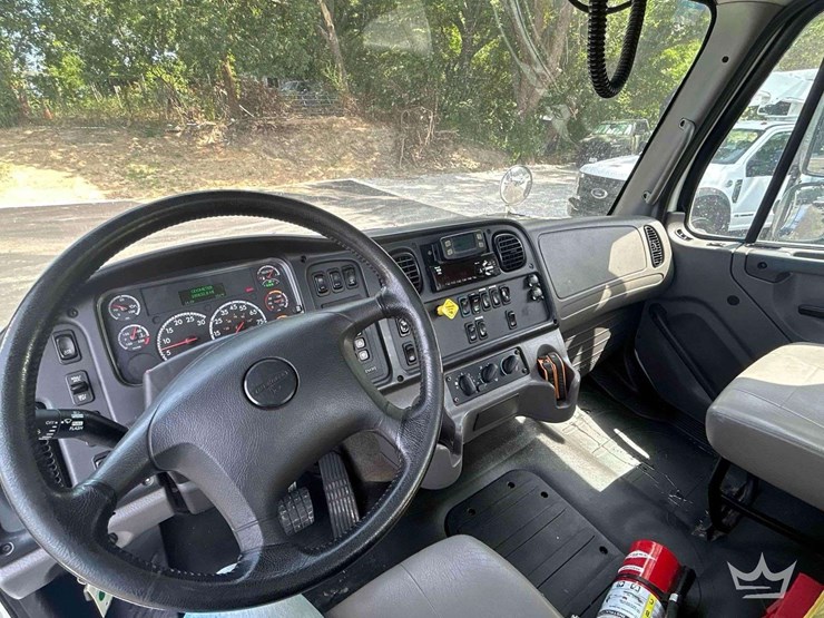 2018-freightliner-m2-106-image-68