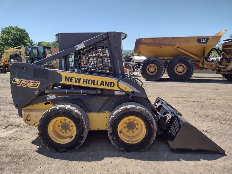 new-holland-l175-image-3