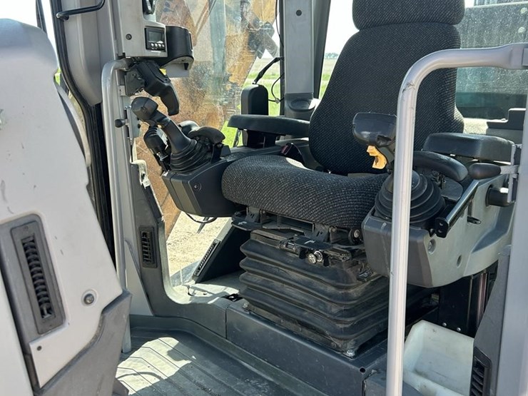 2011-caterpillar-140m2-awd-image-58
