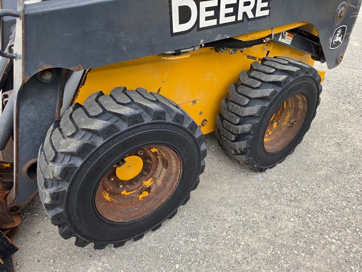 2013-deere-320d-image-14