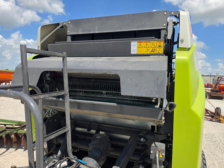2018-claas-variant-460rf-image-3