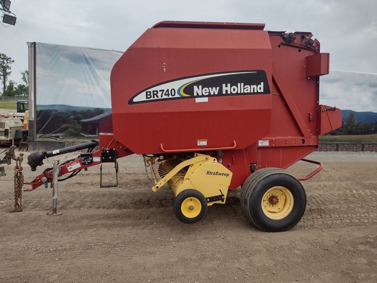 new-holland-br740-image-1