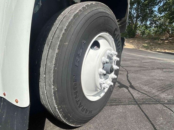 2018-freightliner-m2-106-image-81