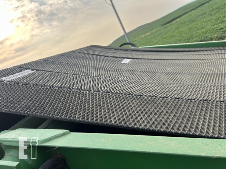 2010-john-deere-568-image-42