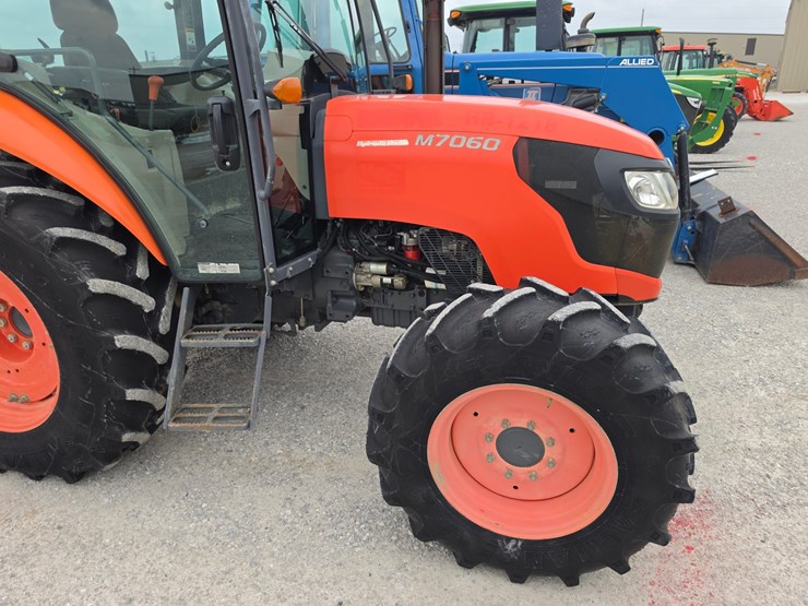 2017-kubota-m7060-image-38