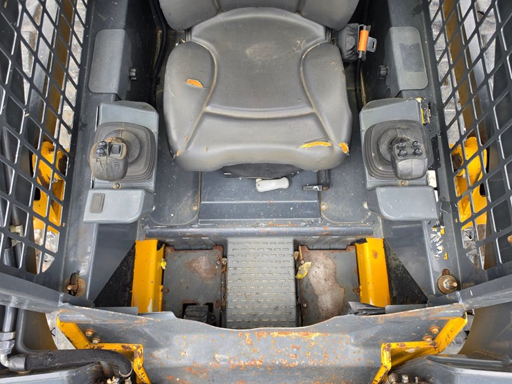 2022-deere-317g-image-8