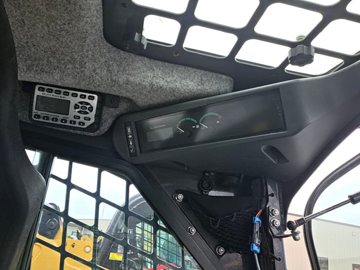 2015-deere-323e-image-11