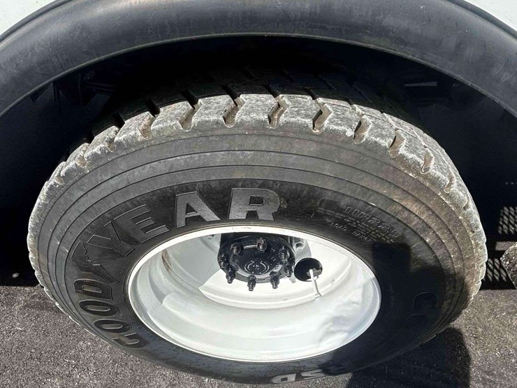 2019-freightliner-m2-106-image-54