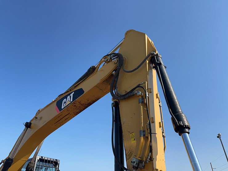 2015-caterpillar-326fl-image-9