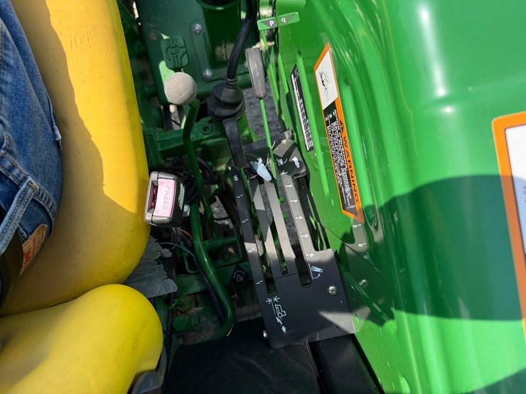 2011-john-deere-5065e-image-21