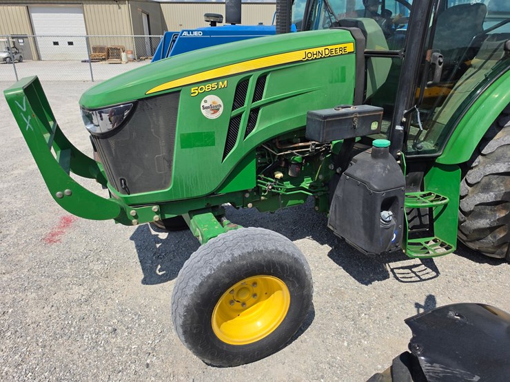2016-john-deere-5085m-image-3