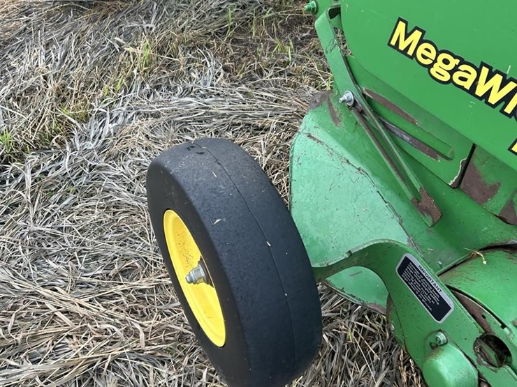 2010-john-deere-568-image-35