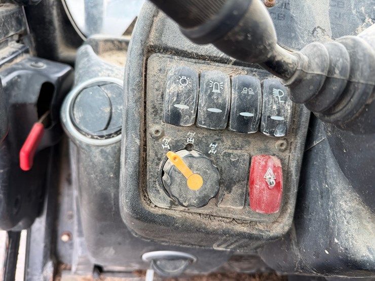 2014-jcb-541-image-14