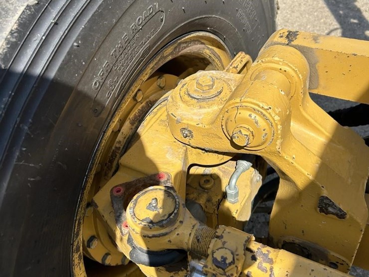 2011-caterpillar-140m2-awd-image-15