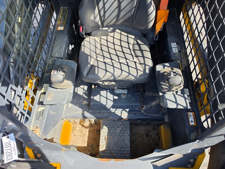 2023-deere-317g-image-9