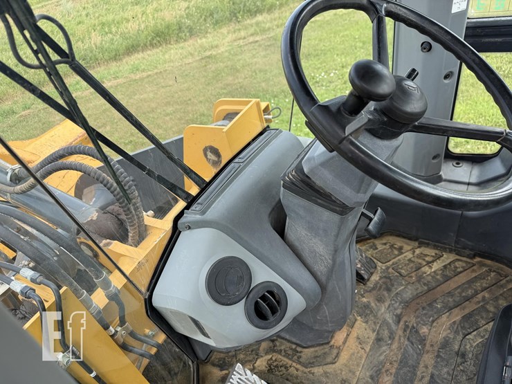 2019-deere-524l-image-46