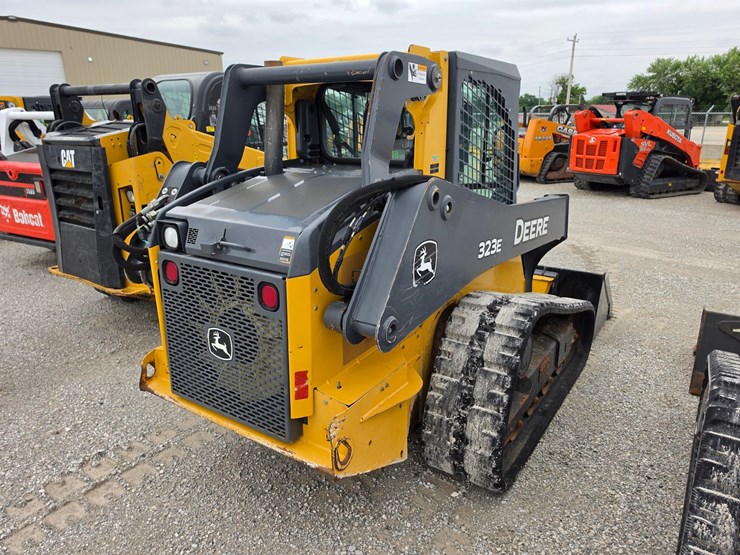 2015-deere-323e-image-17