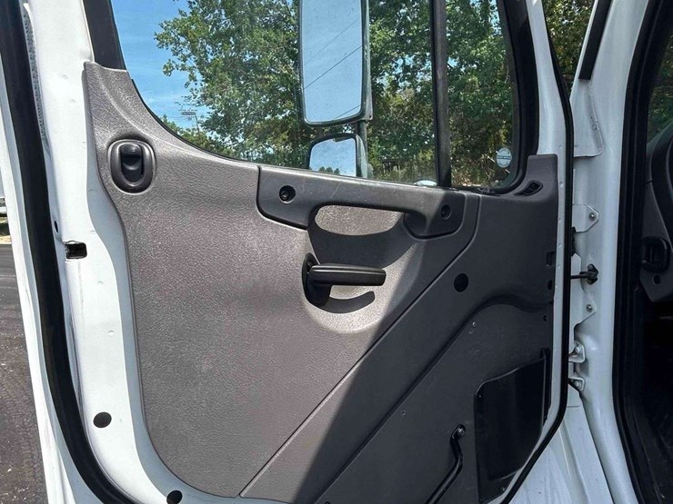 2018-freightliner-m2-106-image-54