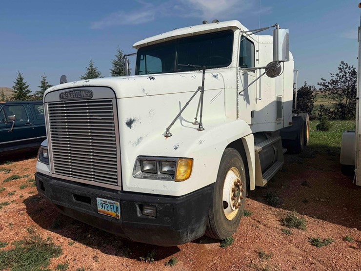 1993-freightliner-semi-image-1