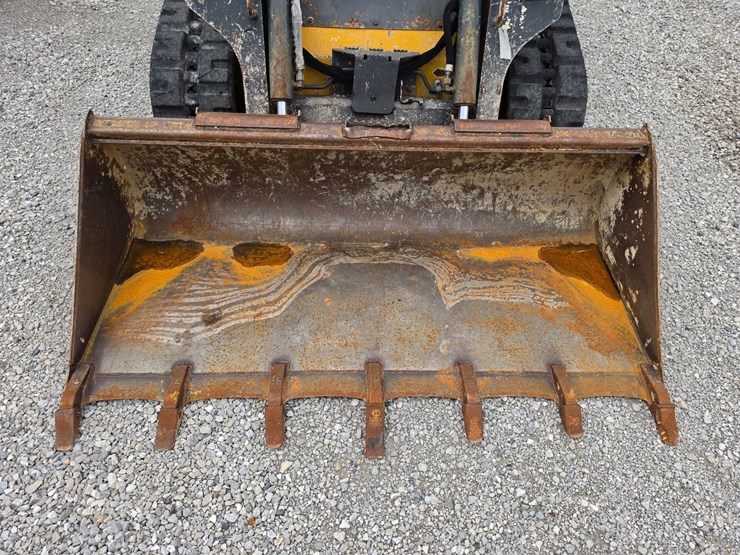 2022-deere-317g-image-3