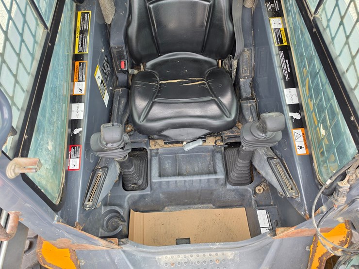 2013-deere-320d-image-9