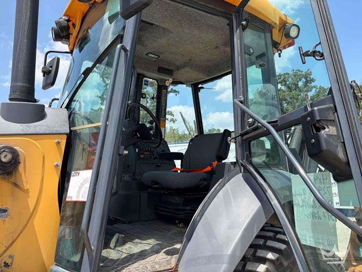 2020-deere-310l-image-7