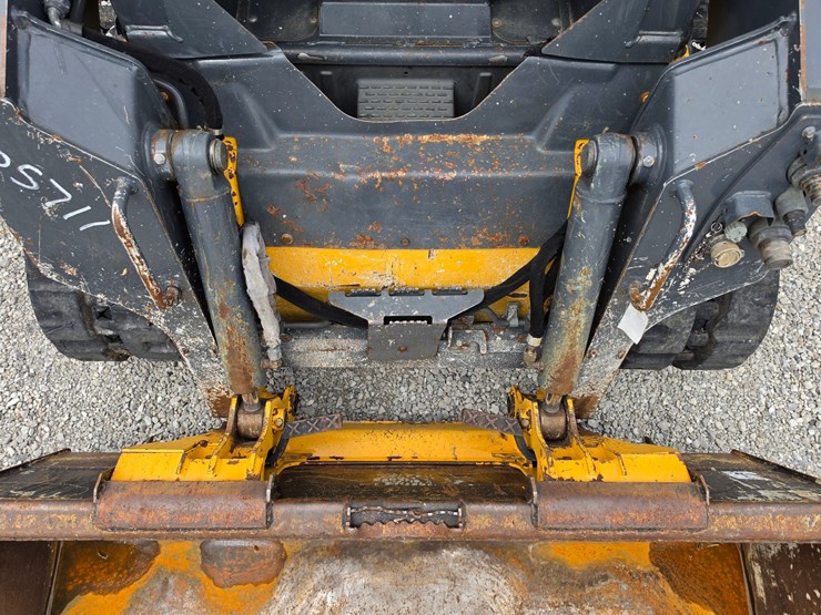 2022-deere-317g-image-5