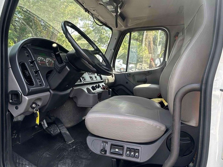 2018-freightliner-m2-106-image-52
