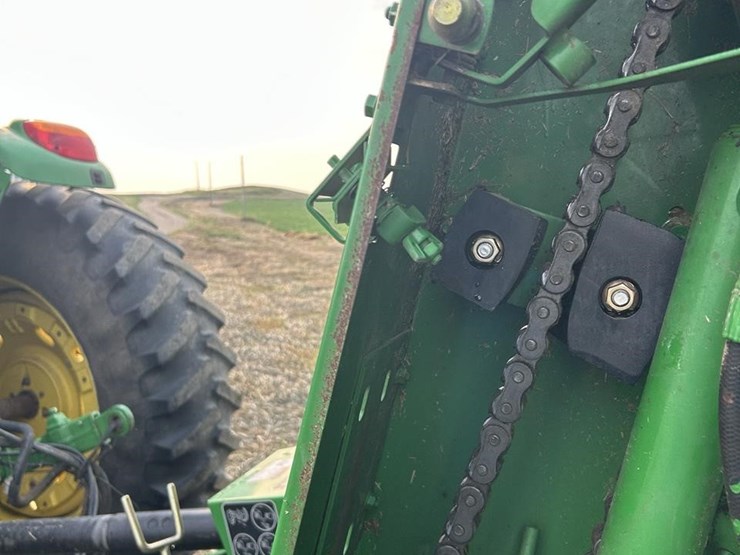 2010-john-deere-568-image-38