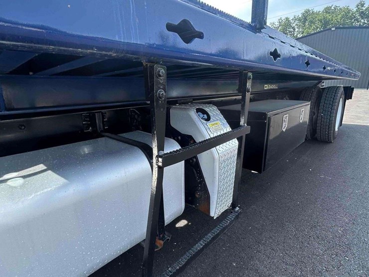 2018-freightliner-m2-106-image-32