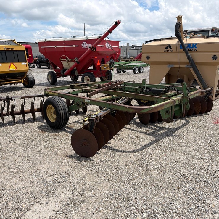 JOHN DEERE 210