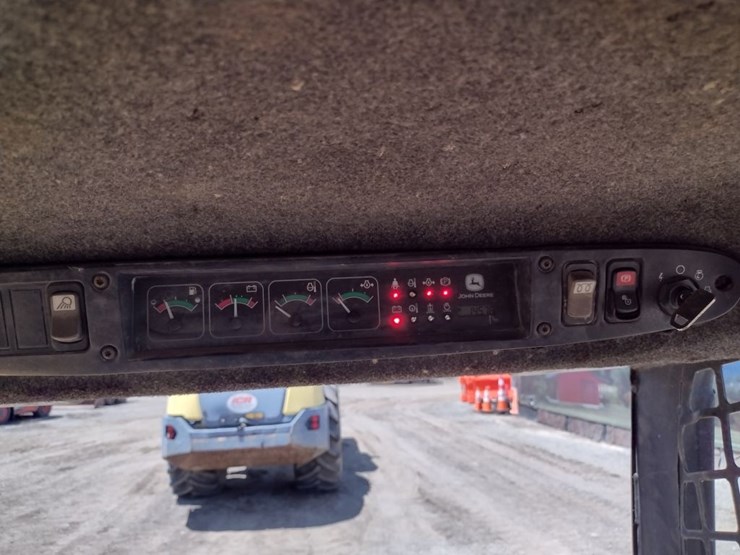 john-deere-240-image-7