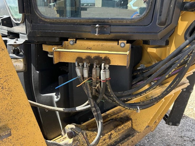 2011-caterpillar-140m2-awd-image-31