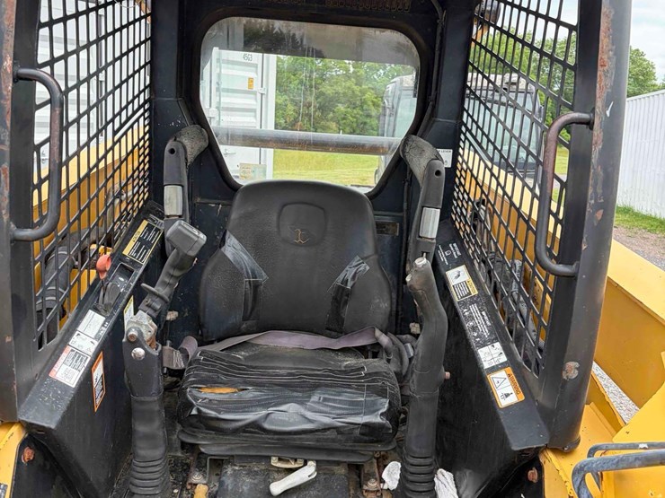 john-deere-325-image-10